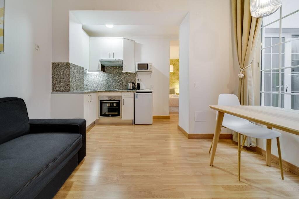 Encantador Apartamento Con Patio Малага Экстерьер фото
